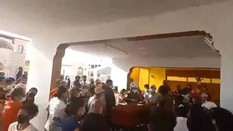 Una mujer estaba por ser enterrada cuando golpeó el ataúd: el video
