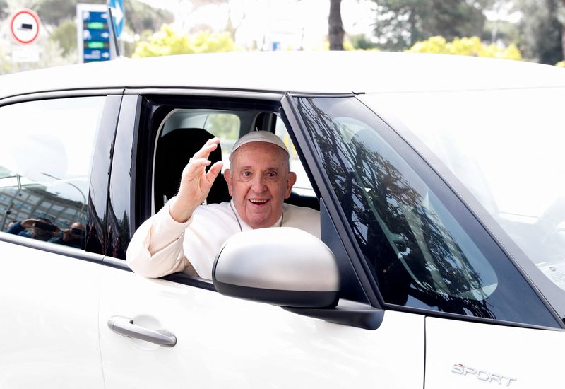 El papa Francisco recibió el alta: "Todavía estoy vivo" | Papa francisco
