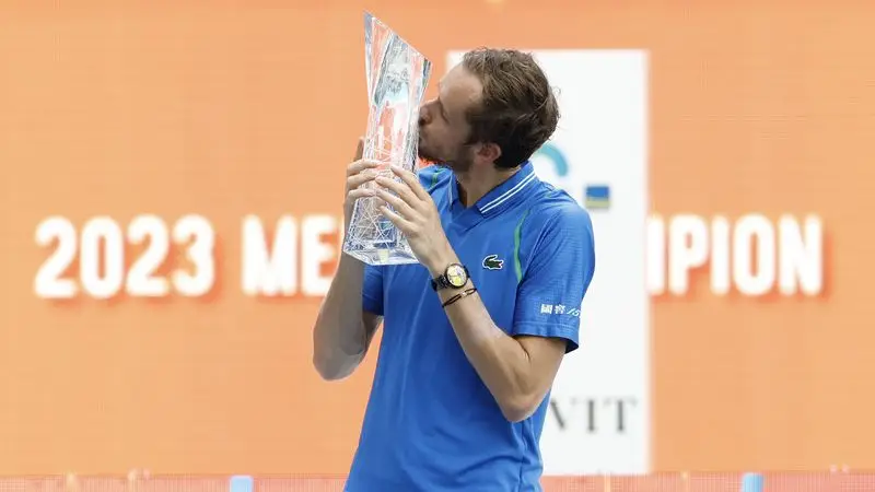 Medvedev vence a Sinner y logra su primer título en el Abierto de Miami