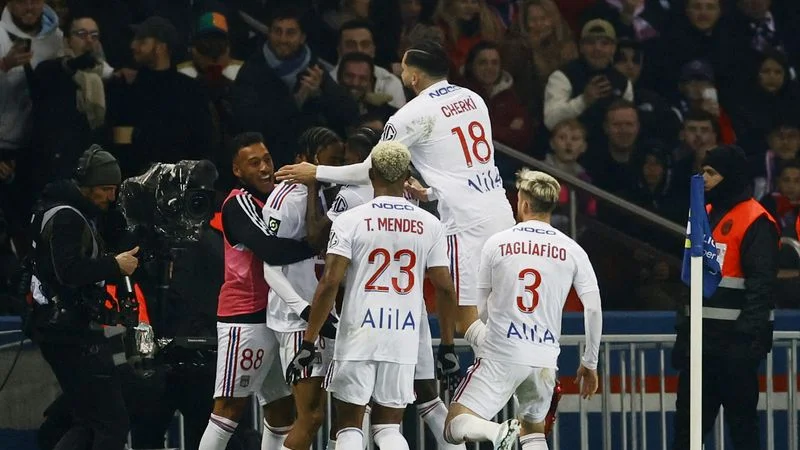 PSG frena su marcha hacia el título con una derrota ante el Lyon
