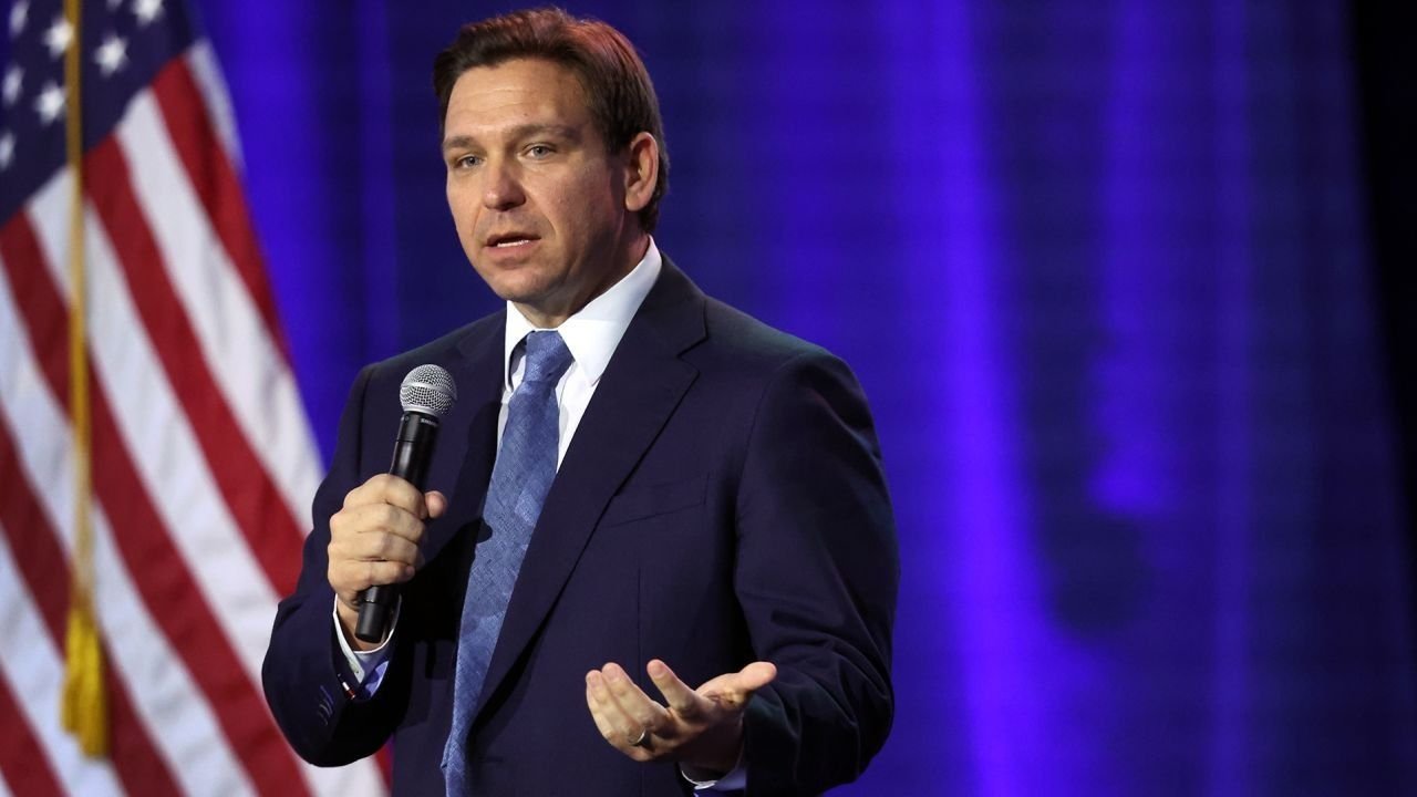El gobernador de Florida promulga ley para portar armas sin licencia.