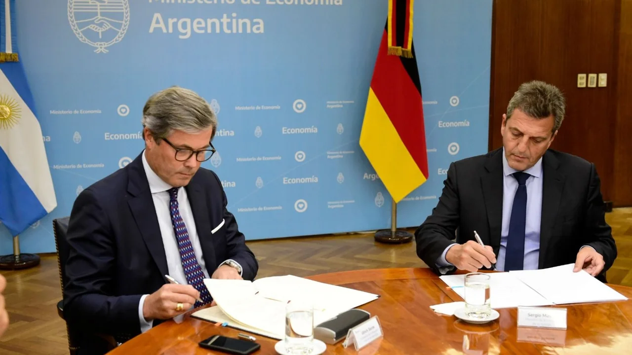 Massa firmó convenios con el Club de Paris para refinanciar la deuda