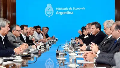Massa anunció el dólar a $ 300 para fomentar las exportaciones del agro Massa anunció el dólar a $ 300 para fomentar las exportaciones del agro