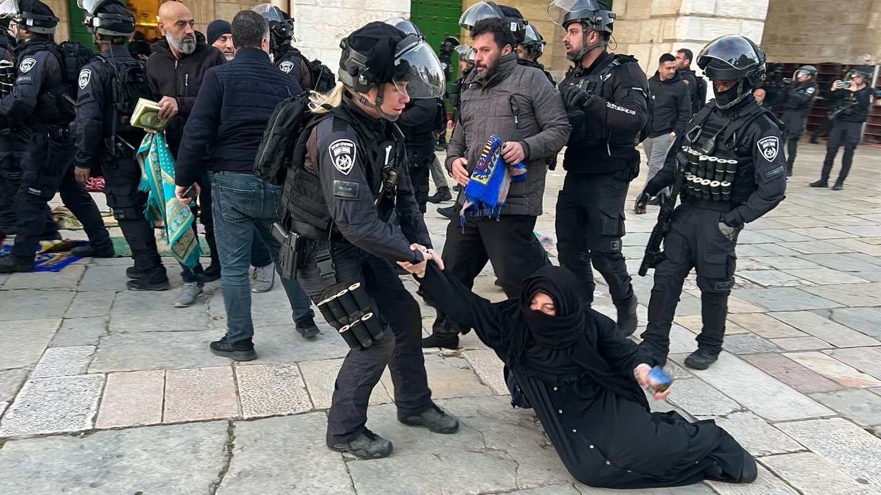 Israel reprimió y detuvo a más de 350 palestinos en un lugar sagrado de Jerusalén
