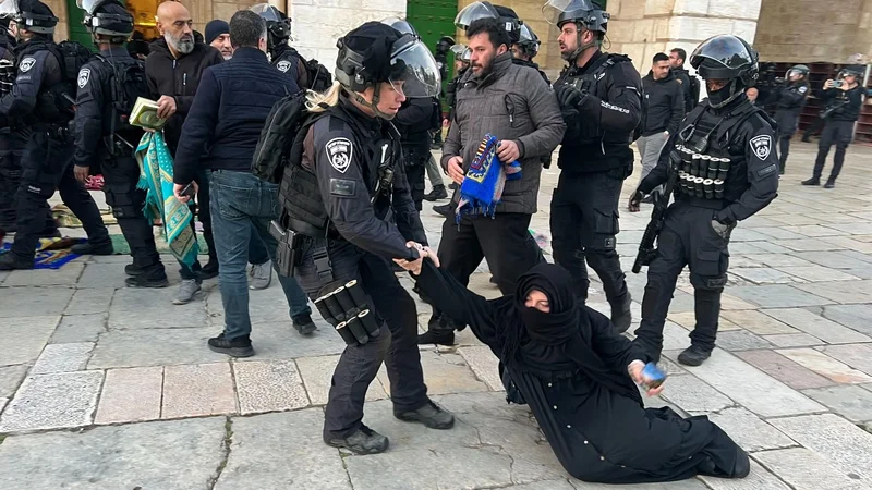 Israel reprimió y detuvo a más de 350 palestinos en un lugar sagrado de Jerusalén
