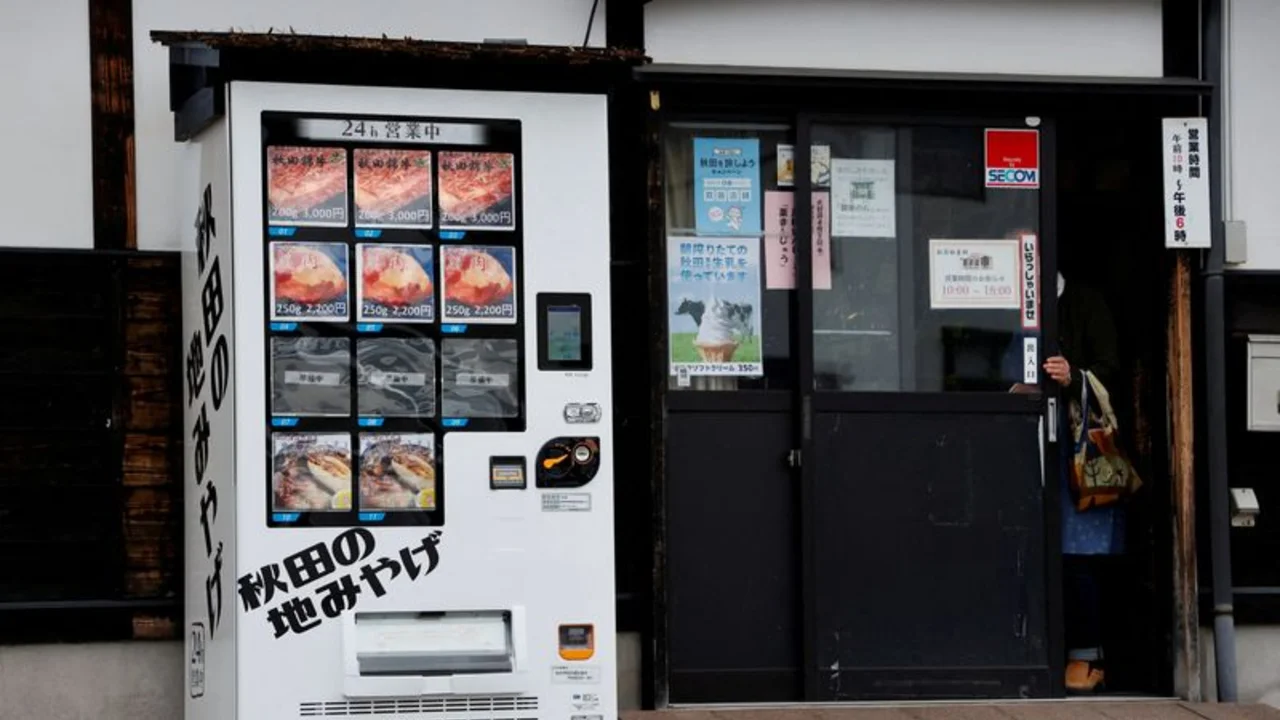 Una máquina expendedora en un pueblo remoto de Japón vende carne de oso