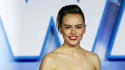 Daisy Ridley volverá como Rey en una de las tres nuevas películas de "Star Wars" Daisy Ridley volverá como Rey en una de las tres nuevas películas de "Star Wars"