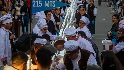 La barra de chocolate más grande del mundo se hizo en Bariloche: mide 215 metros La barra de chocolate más grande del mundo se hizo en Bariloche: mide 215 metros