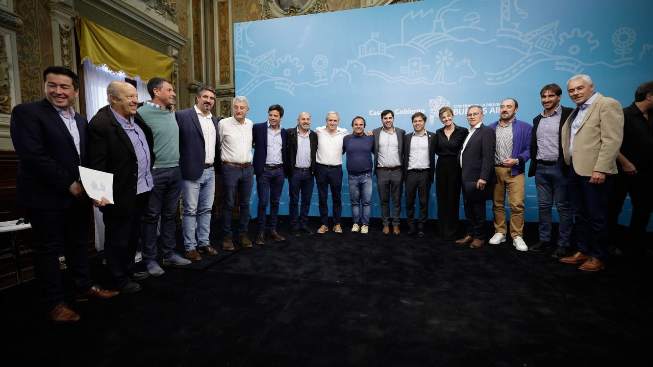 Kicillof entregó fondos provinciales a 96 distritos para ejecución de obras
