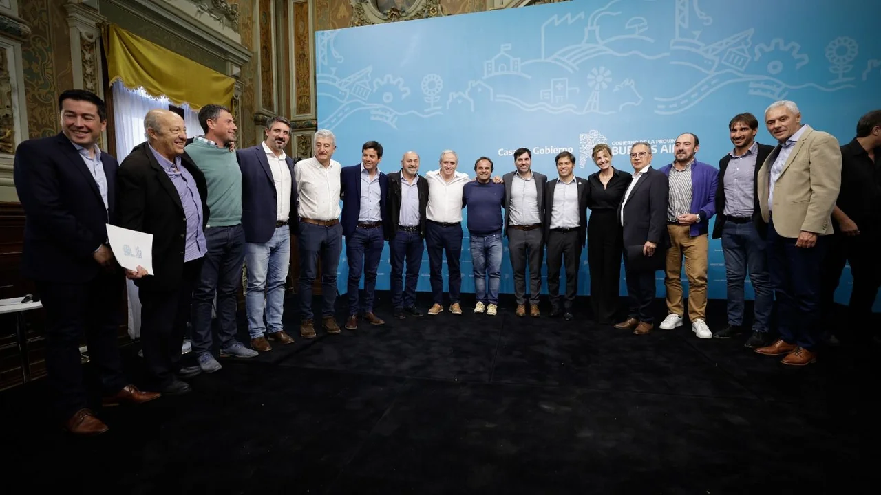 Kicillof entregó fondos provinciales a 96 distritos para ejecución de obras