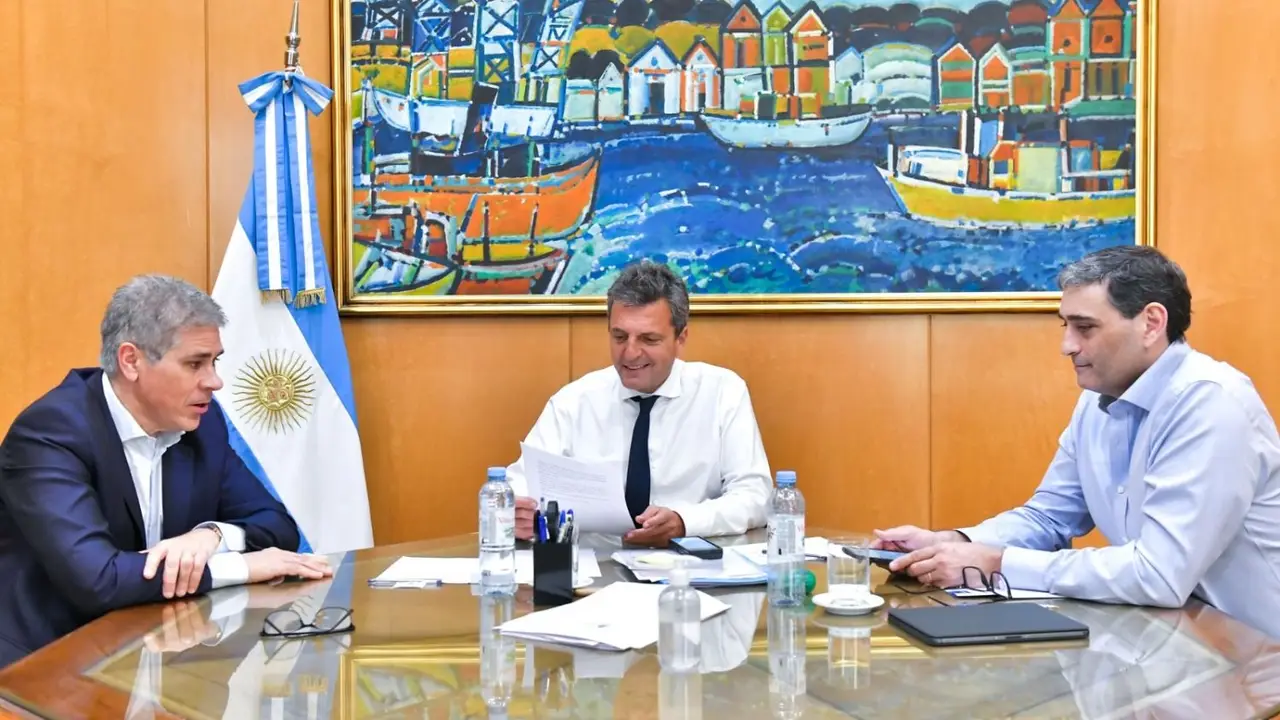 Massa y titular de YPF analizaron reactivación del oleoducto trasandino