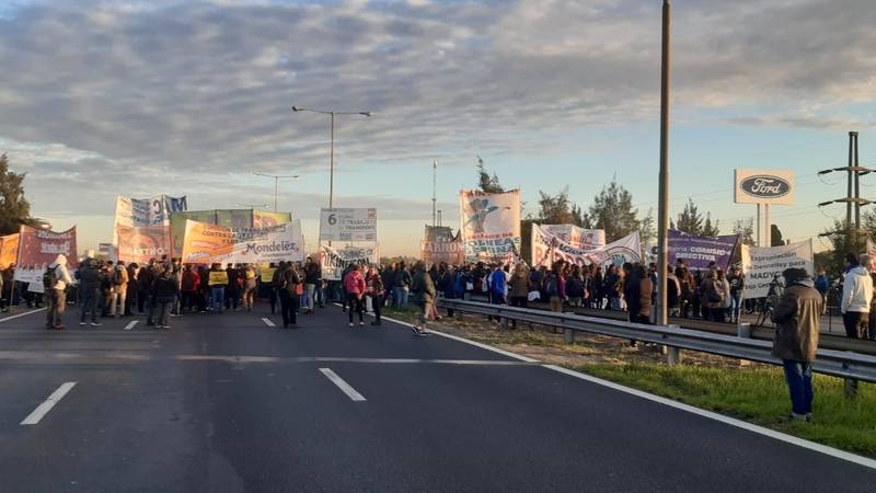 Despedidos de Mondalez cortan la Panamericana en reclamo de ser reincorporados