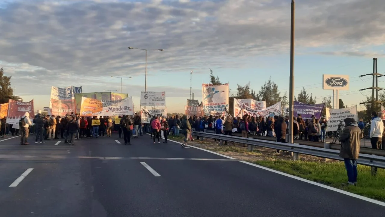 Despedidos de Mondalez cortan la Panamericana en reclamo de ser reincorporados