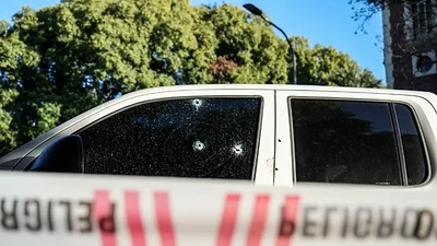 Rosario: dispararon al menos siete veces a un hombre cuando dejaba a su hijo en una escuela Rosario: dispararon al menos siete veces a un hombre cuando dejaba a su hijo en una escuela