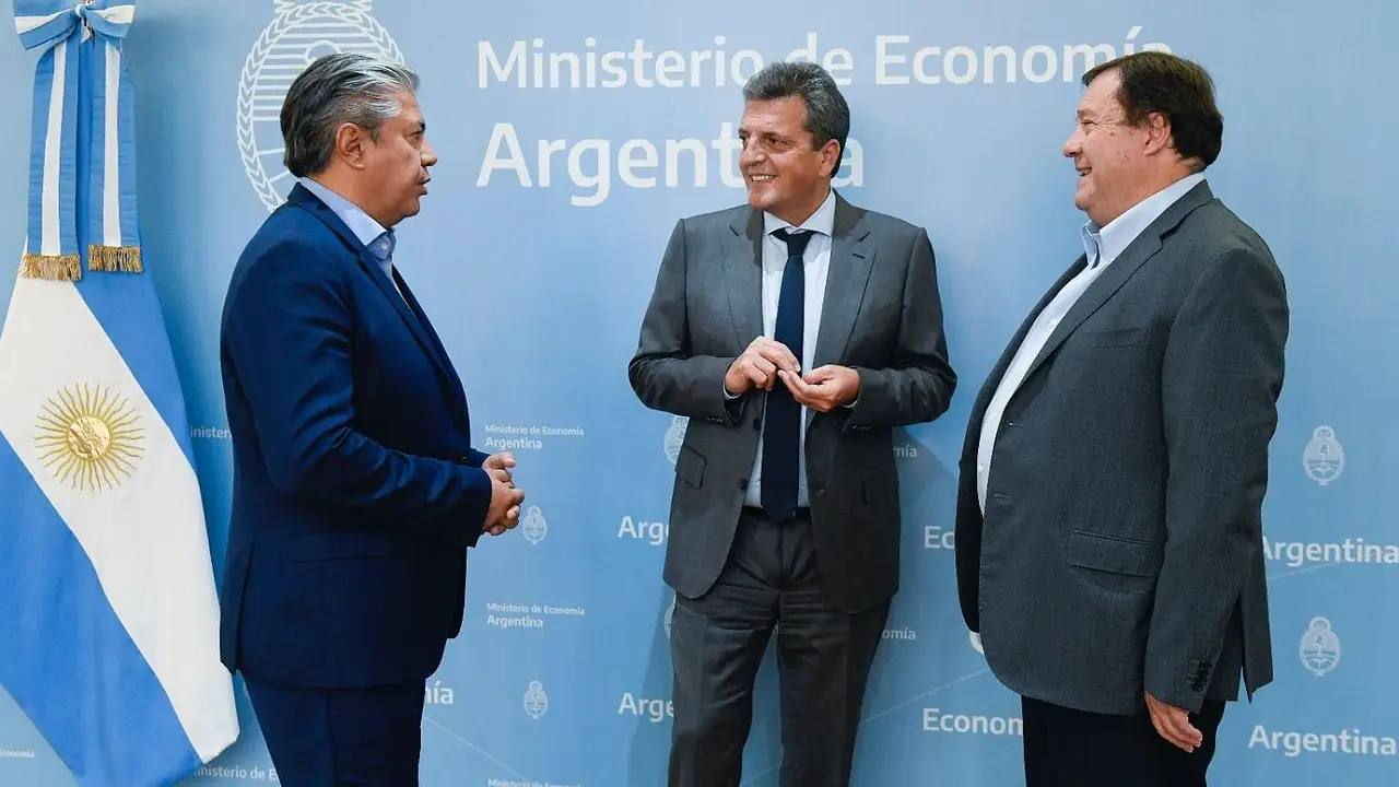 En modo candidato, Massa posó con dos ganadores electorales en un día complicado 