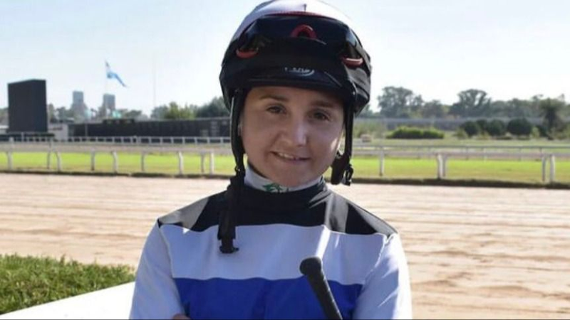 Preocupación en el Turf: una jocketa sufrió una tremenda caída y está grave