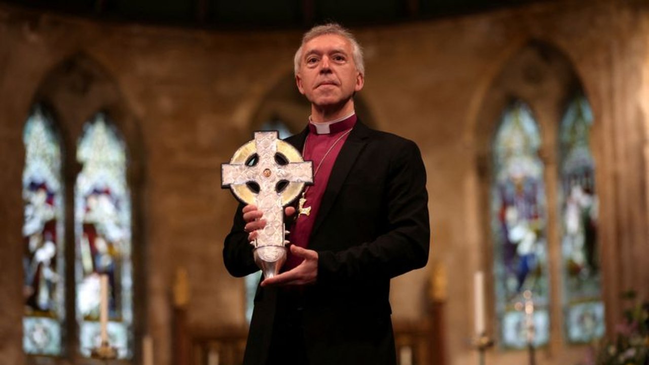 El Papa presenta fragmentos de la cruz de Cristo para la coronación del Rey Carlos