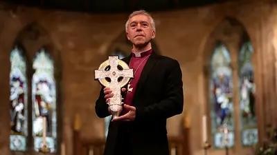 El Papa presenta fragmentos de la cruz de Cristo para la coronación del Rey Carlos El Papa presenta fragmentos de la cruz de Cristo para la coronación del Rey Carlos