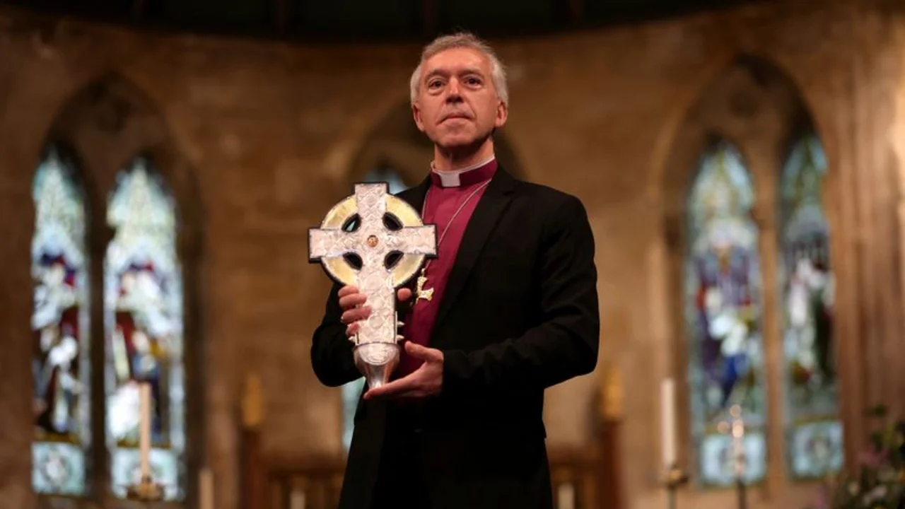 El Papa presenta fragmentos de la cruz de Cristo para la coronación del Rey Carlos