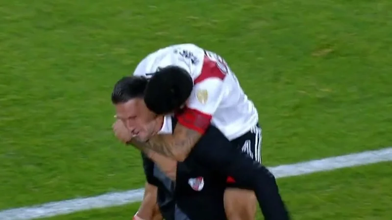 El abrazo de Enzo Pérez a Demichelis que enloqueció a los hinchas de River
