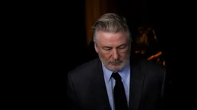 Retiran los cargos contra Alec Baldwin por los disparos en la filmación de "Rust" : abogados Retiran los cargos contra Alec Baldwin por los disparos en la filmación de "Rust" : abogados