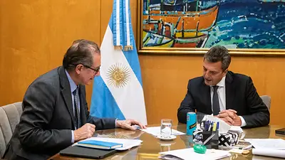 Sergio Massa analizó con Miguel Pesce las nuevas medidas del Banco Central para frenar la salida indiscriminada de dólares Sergio Massa analizó con Miguel Pesce las nuevas medidas del Banco Central para frenar la salida indiscriminada de dólares