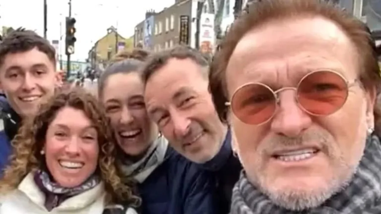 Bono con una familia argentina