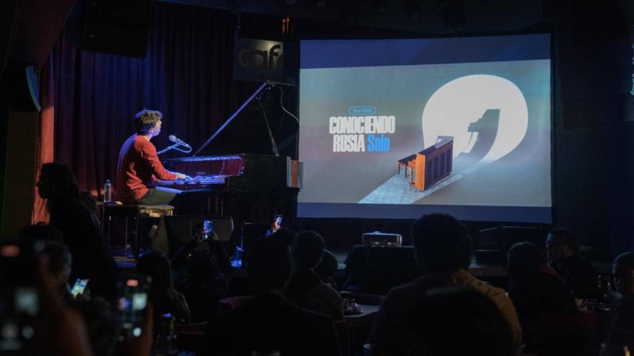  Conociendo Rusia hará un tour solo con piano y guitarra en Argentina: qué se sabe hasta ahora