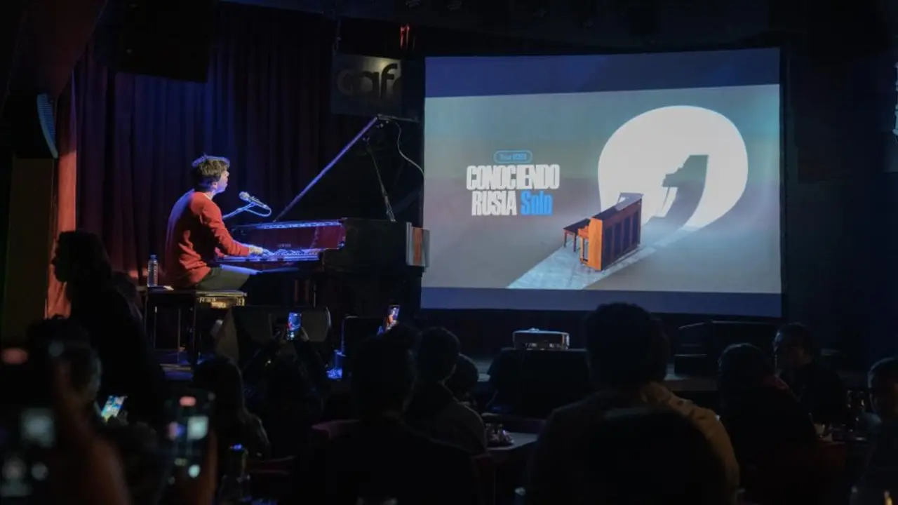  Conociendo Rusia hará un tour solo con piano y guitarra en Argentina: qué se sabe hasta ahora
