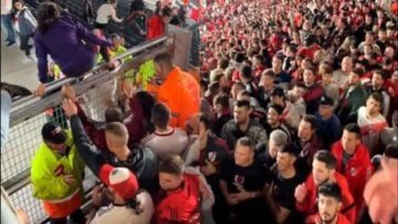 Inician investigación a River por un acceso cerrado en el clásico con Independiente