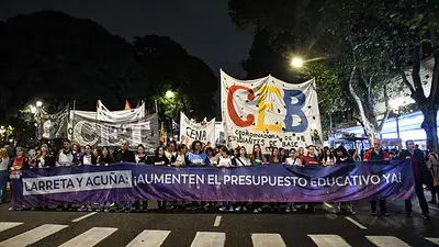 Estudiantes y docentes de CABA se manifestaron para pedir mejores condiciones para la educación Estudiantes y docentes de CABA se manifestaron para pedir mejores condiciones para la educación