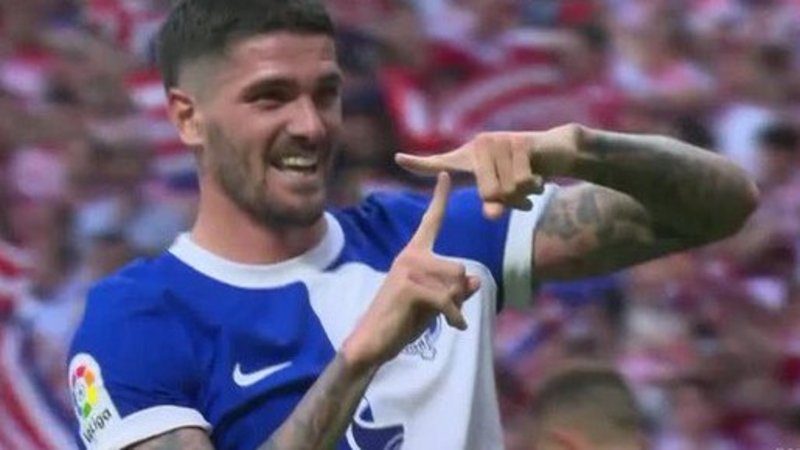 Rodrigo De Paul y una dedicatoria inesperada para Tini Stoessel en pleno partido