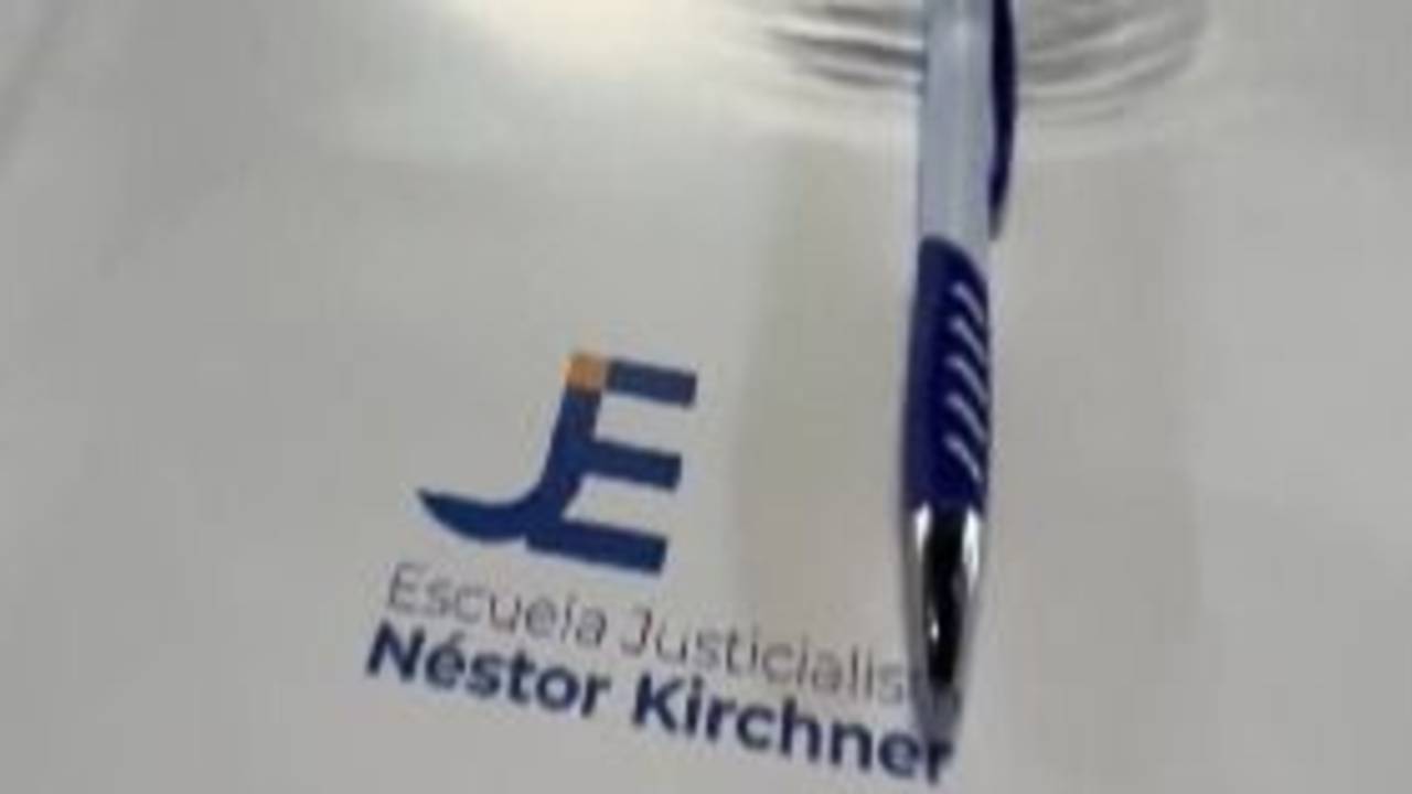 Cristina insiste con la lapicera: el video que publicó en la previa del acto en La Plata