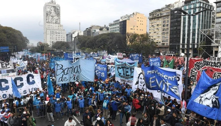 Organizaciones sociales marchan el 1º de mayo para rechazar el ajuste del FMI