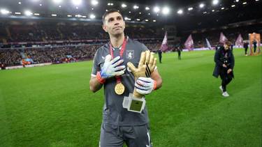 Por qué Dibu Martínez sigue jugando en Aston Villa y qué equipos siguen mostrando interés