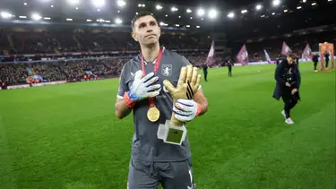 Por qué Dibu Martínez sigue jugando en Aston Villa y qué equipos siguen mostrando interés
