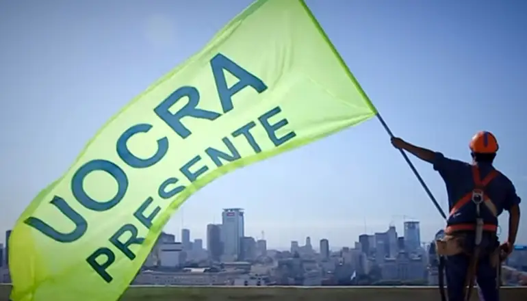 Trabajador con una bandera de uocra
