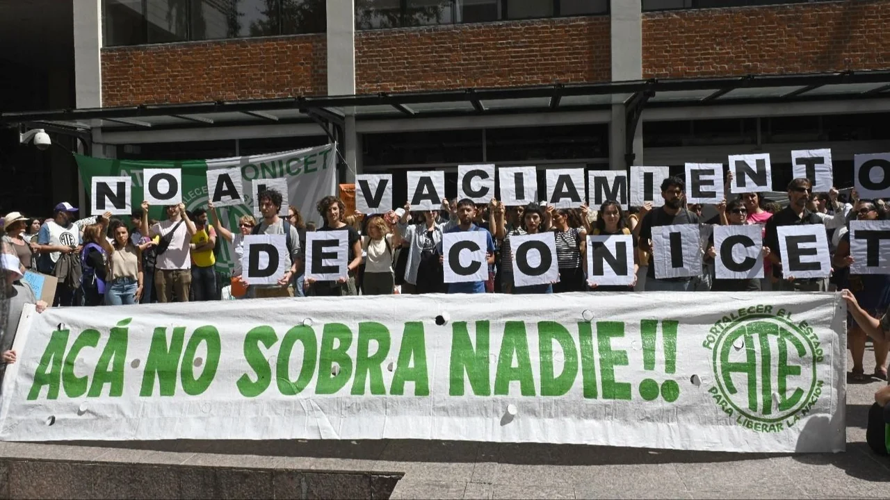 Despidos en el Estado: el Gobierno habilita la extensión de contratos por 3 meses