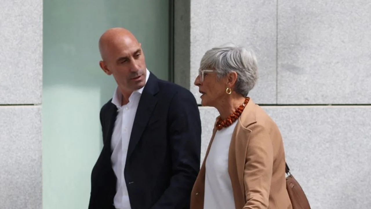 El expresidente de la RFEF Rubiales, citado por la justicia a su regreso a España, según una fuente