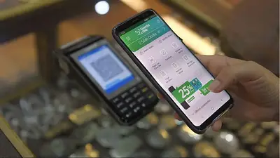 Usuaria utilizando la Cuenta DNI del Banco Provincia Usuaria utilizando la Cuenta DNI del Banco Provincia