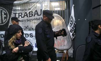 Operativos policiales en los espacios laborales: el pasado presente | Opinión