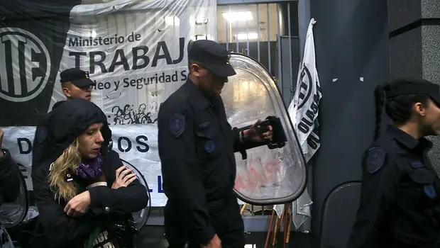 Operativos policiales en los espacios laborales: el pasado presente | Opinión