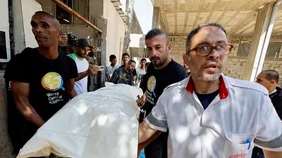 Los cuerpos de los cooperantes extranjeros muertos en un ataque israelí salen de Gaza Los cuerpos de los cooperantes extranjeros muertos en un ataque israelí salen de Gaza