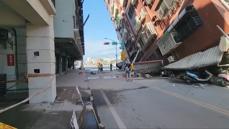 Edificios derrumbados tras el terremoto en Taiwán