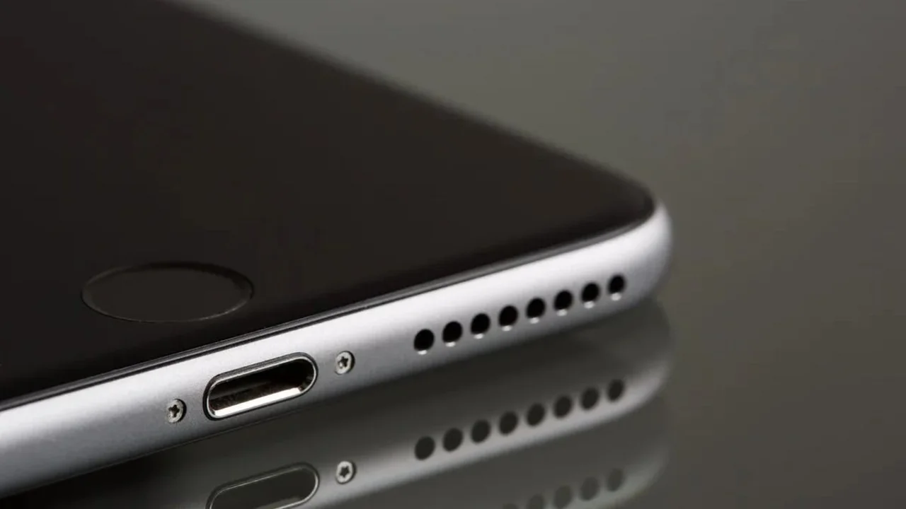 Cómo limpiar el parlante del celular: el truco que no falla.