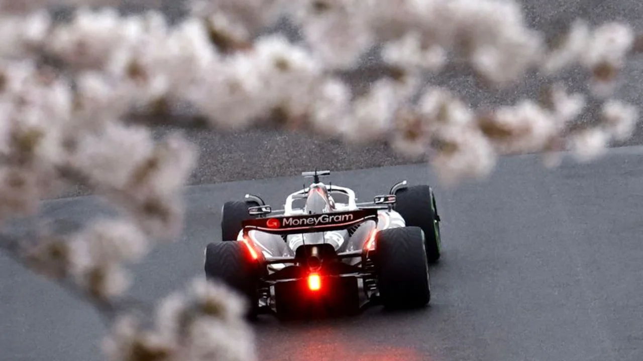 La lluvia cae en la segunda sesión libre en Suzuka y Verstappen marca el mejor tiempo