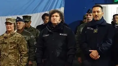 Fuerte repudio al acto de Milei y la generala Richardson en Ushuaia Fuerte repudio al acto de Milei y la generala Richardson en Ushuaia