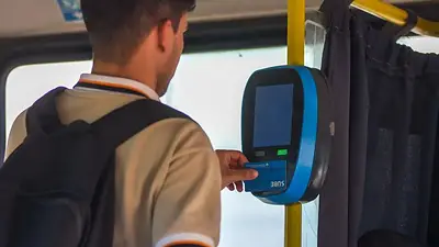 Usuario de la tarjeta SUBE pagando el boleto Usuario de la tarjeta SUBE pagando el boleto