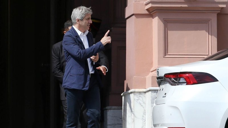 En medio de rumores sobre su salida, Luis Caputo acumula más poder en el Gobierno
