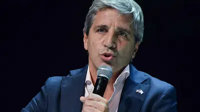 Caputo anunció multas para las prepagas que no retrotraigan los aumentos Caputo anunció multas para las prepagas que no retrotraigan los aumentos